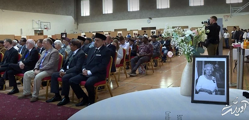 تصاویری از عزاداری برای ملکه انگلیس در یک مسجد تصاویری از عزاداری برای ملکه انگلیس در یک مسجد